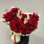 Букет из красных крупных роз Софи с лагурусом в стильной упаковке.