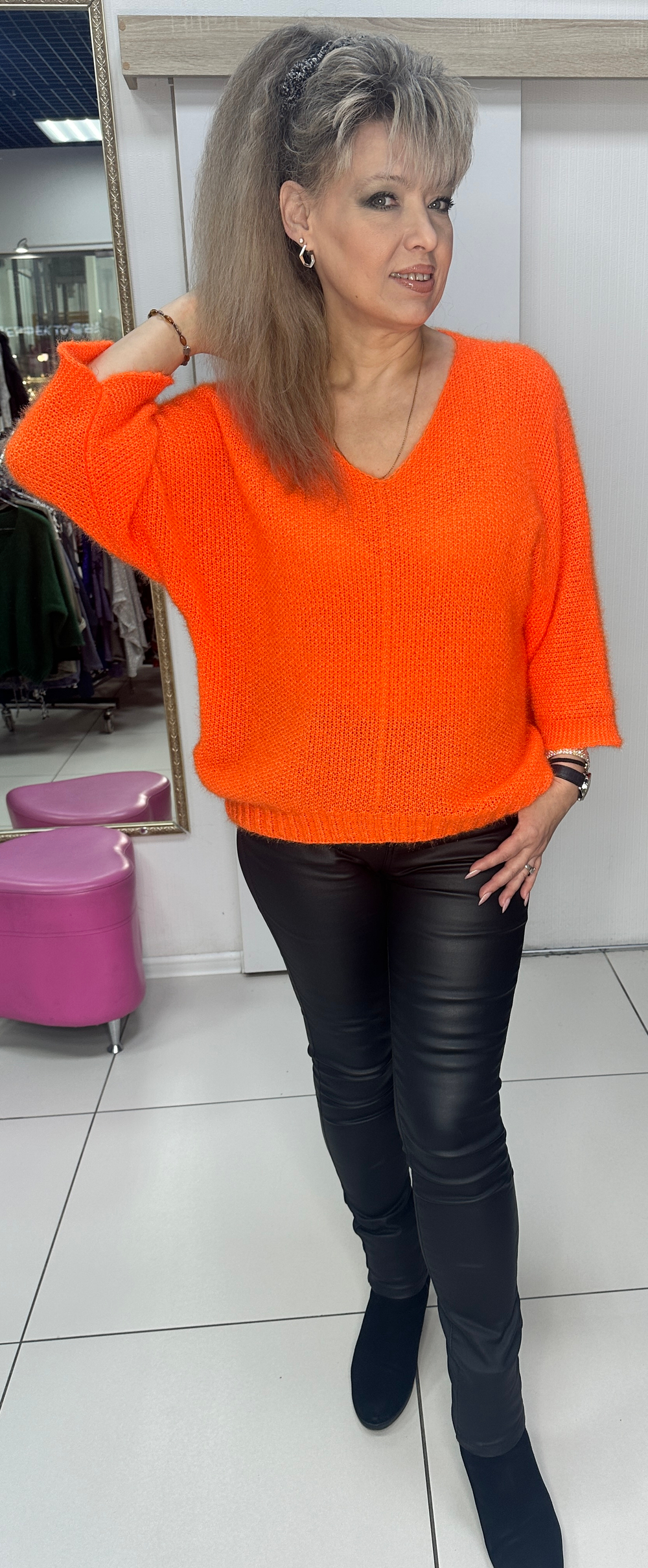 Джемпер с V- образным вырезом декольте