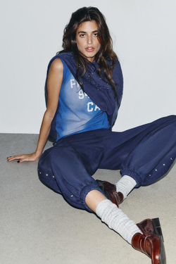 ZARA ДЖОГГЕРЫ ИЗ ТКАНИ С ЭФФЕКТОМ ПОТЕРТОСТИ С ЗАКЛЕПКАМИ, СИНИЙ