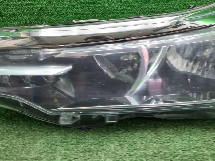 Фара левая Toyota Corolla E160 (2015-2019) галоген