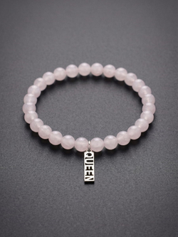 Фотография с изображением браслета из розового кварца с подвеской QUEEN натуральный камень серебро 925 пробы ручная работа