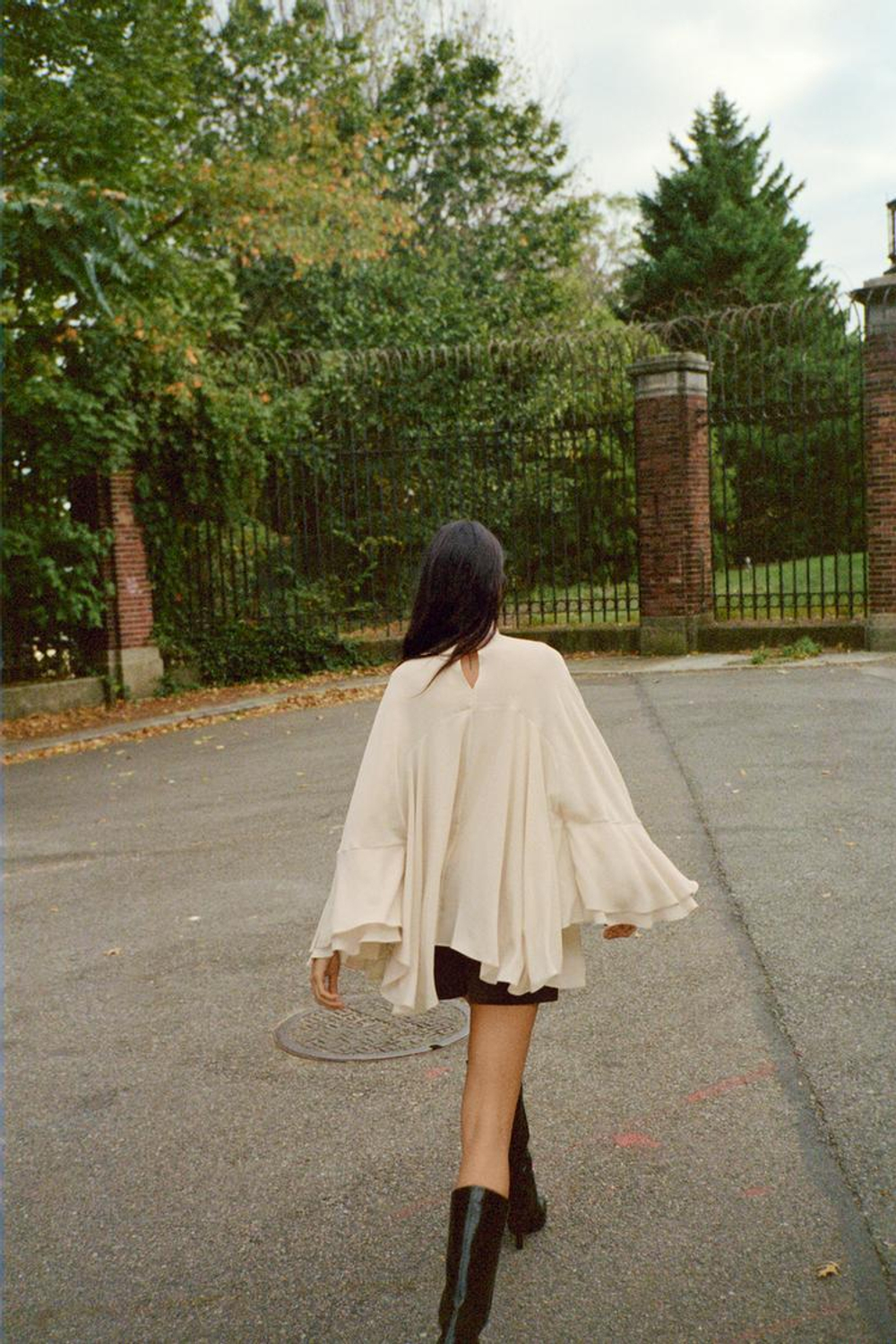 ZARA ТОП-КЕЙП ИЗ ЖОРЖЕТА, ПЫЛЬНЫЙ РОЗОВЫЙ