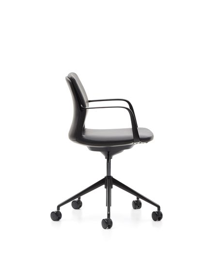 Офисный стул Nerlan из черной экокожи с черной алюминиевой рамой