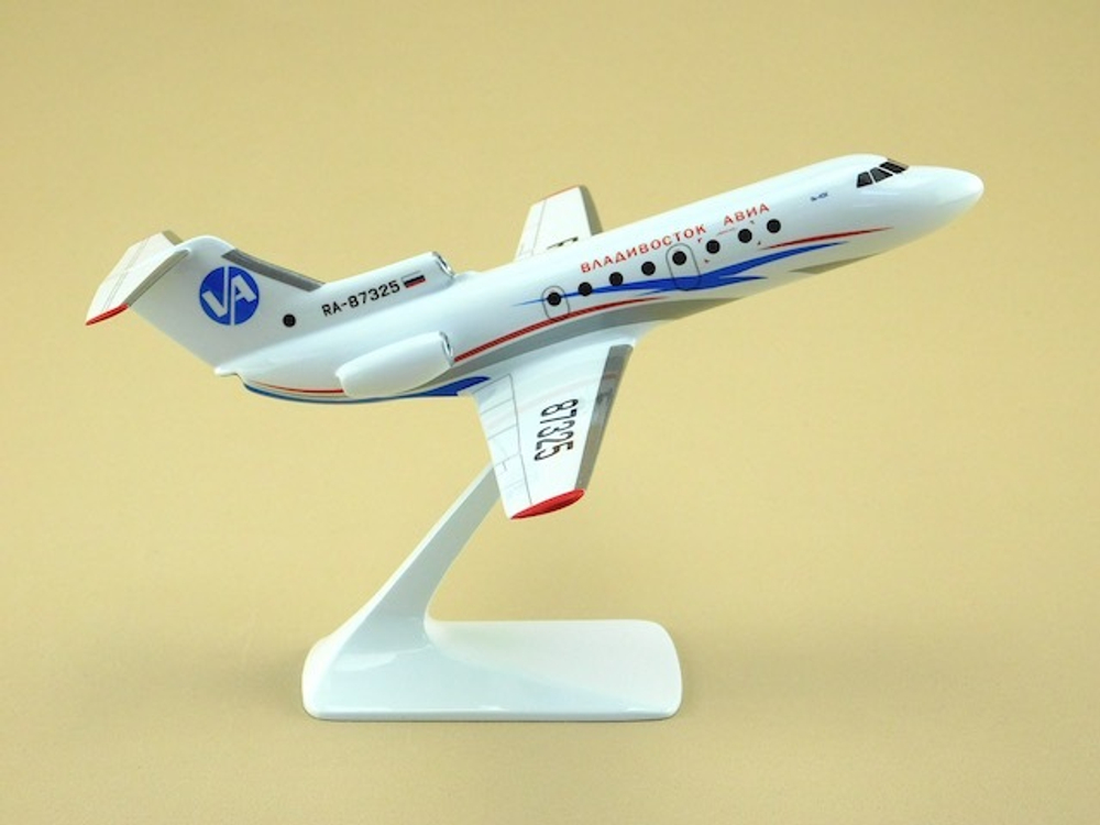 Модель самолета Як-40 (М1:100, Владивосток Авиа)