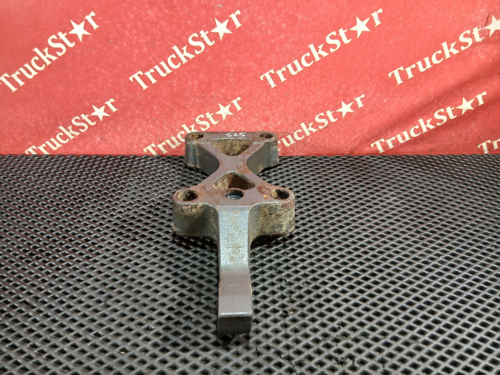 Кронштейн заднего амортизатора левый