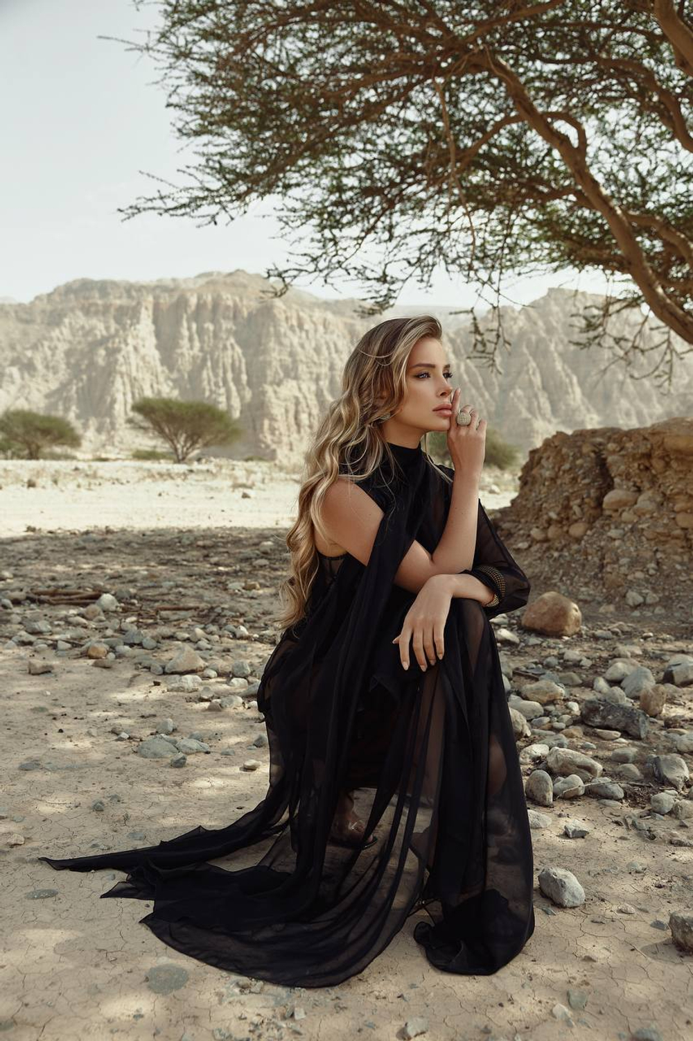 Платье-накидка из шифона с одним рукавом