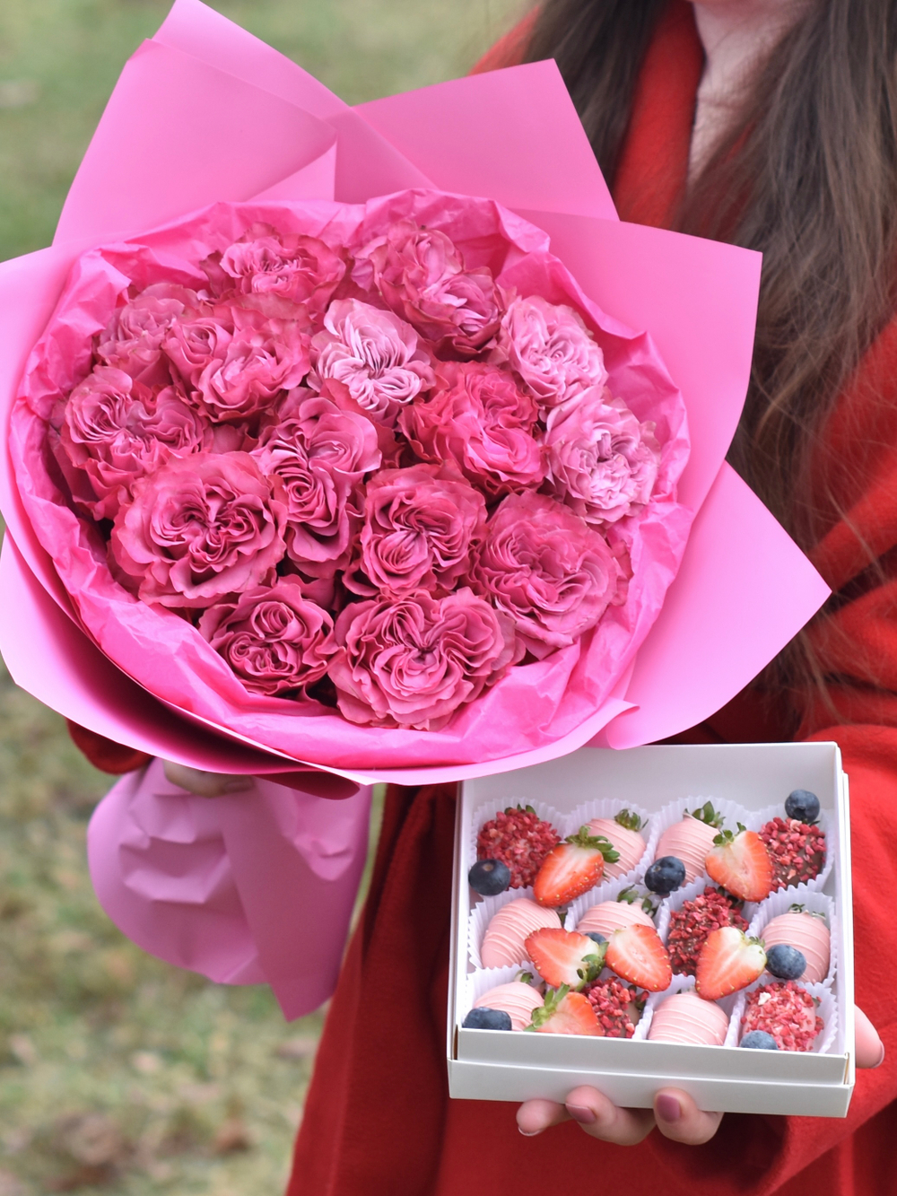 Букет из пионовидных роз «Purpur» 15 шт и клубника в шоколаде