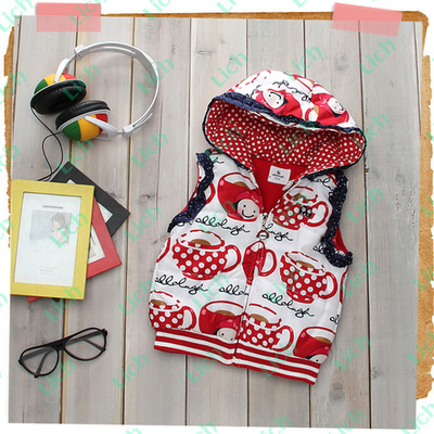 Жилет детский с принтом чашек и надписями