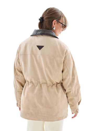 Бежевый пуховик из эко-замши с мехом песца и кожаным воротником