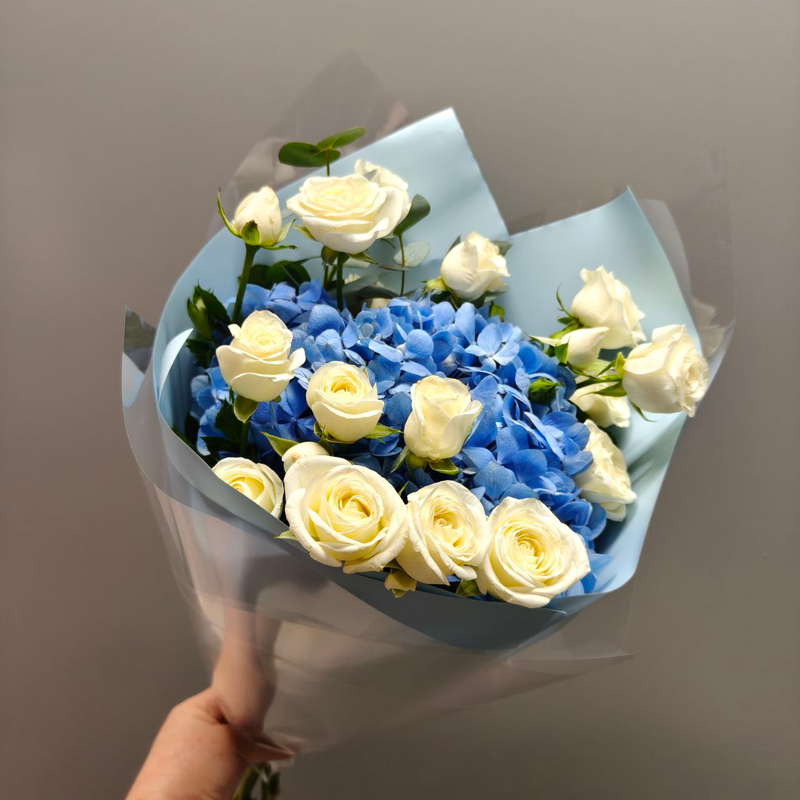 Букет-комплимент из голубой гортензии с белой кустовой розой