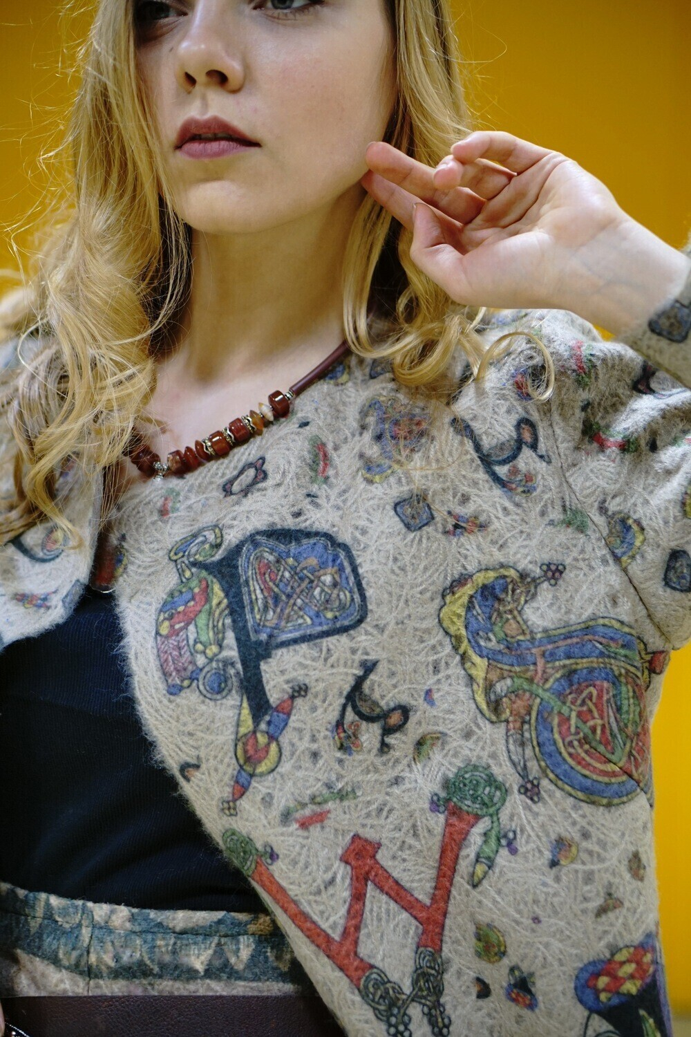 Кардиган "Буквицы", по мотивам средневековой Келлской книги