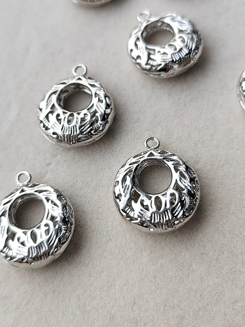 89072-р Подвеска "Объемный ажурный кулон" 20*17мм, родий