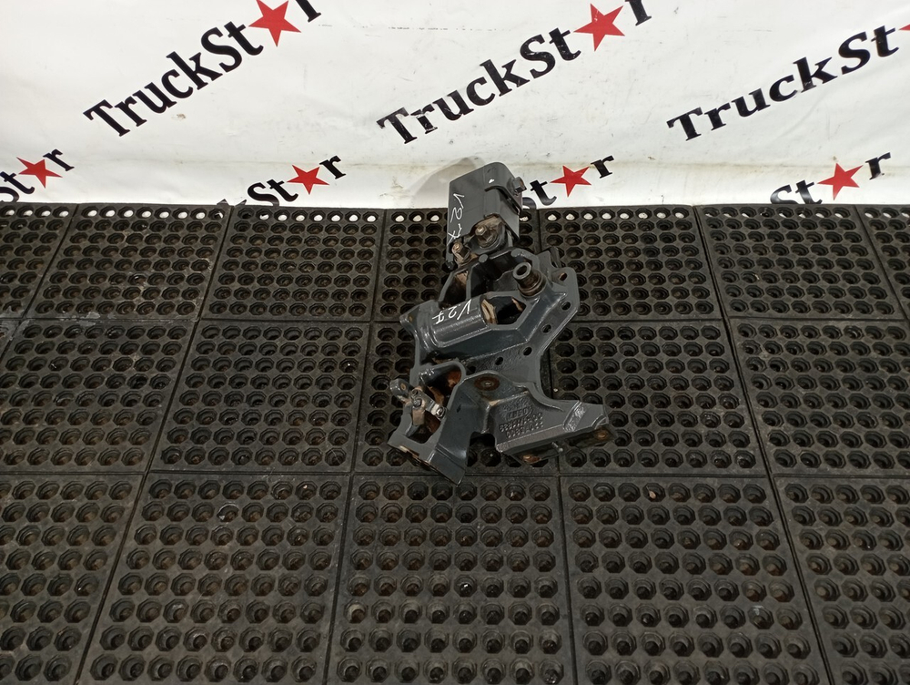 Кронштейн буксировочный правый 2017г.