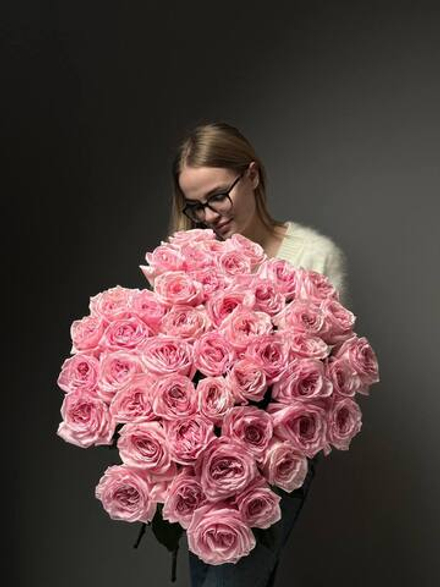 Букет из 51 розовых пионовидных роз под ленту
