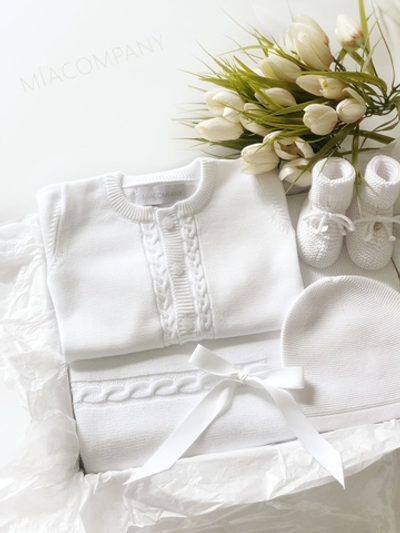 Подарочный набор на выписку из хлопка: плед, комбинезон с косами, шапочка и пинетки (Белый)