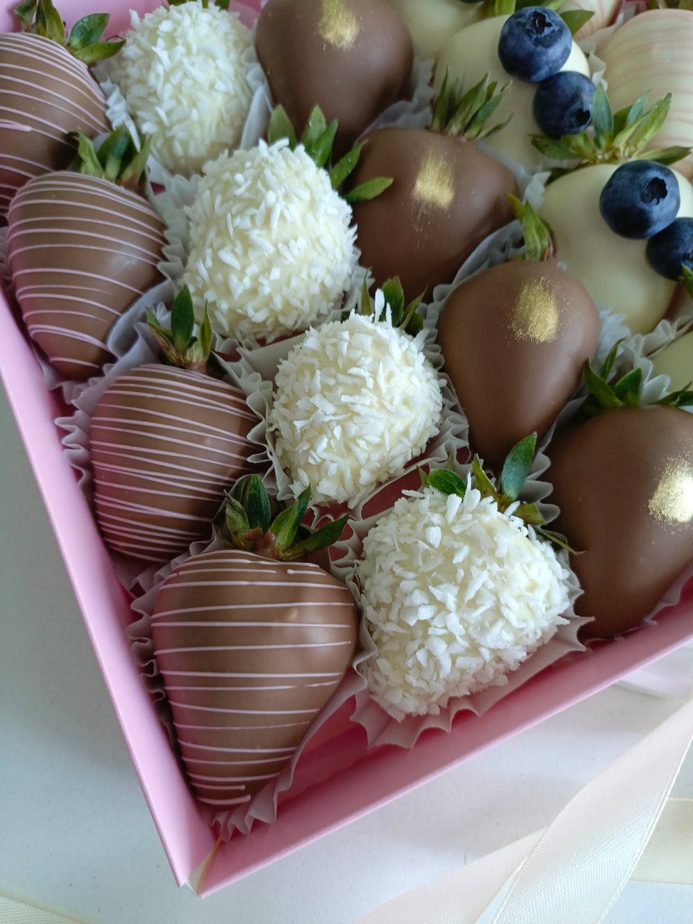 Клубника в шоколаде с декором из голубики