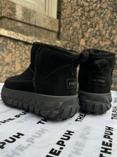 Низкие черные угги на тракторной подошве