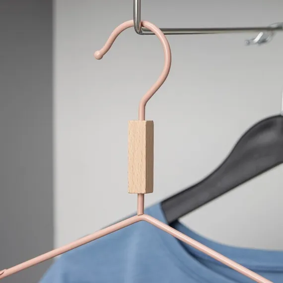 Вешалка для одежды с усиленными плечиками SAVANNA Wood, 42×22×3,2 см, цвет розовый