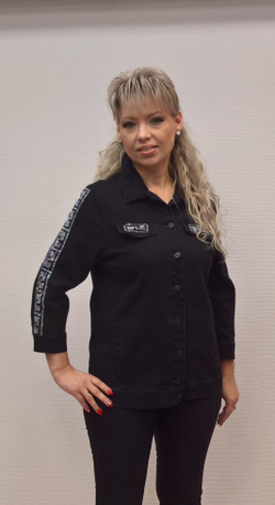 Короткий черный жакет из хлопка со стразовой отделкой