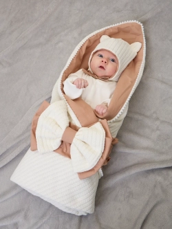 Конверт для новорожденного с чепчиком