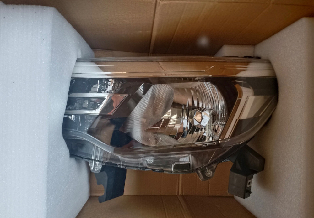 Оригинальная передняя фара Nissan Terra (галоген/LED),
