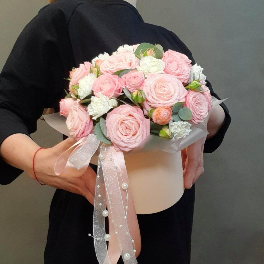 Композиция из кустовых пионовидных роз и диантуса S