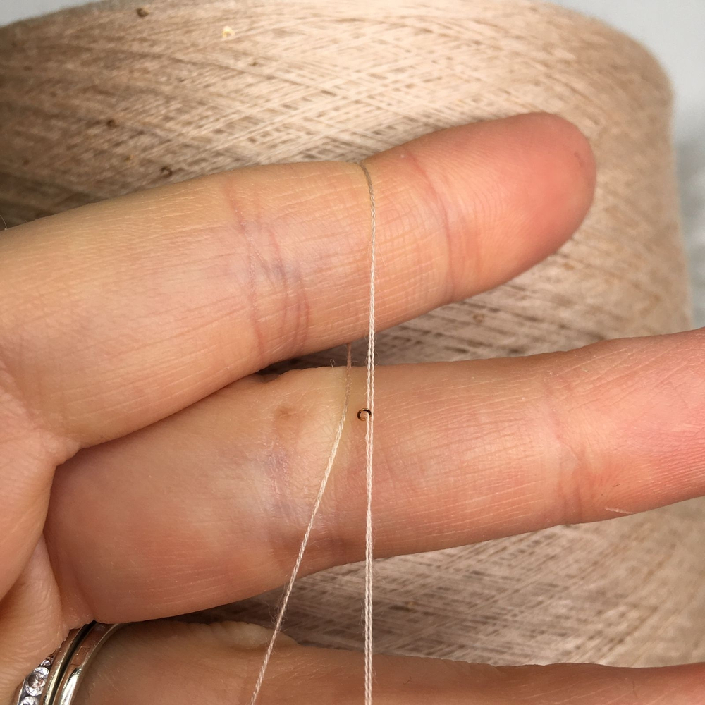 TRANSFORMARE ; 50% кашемир, 50% PVA, пайетки золото 1мм; 2500м/100гр, цвет: миндальный; S921. Среднее расстояние между пайетками - 45см.