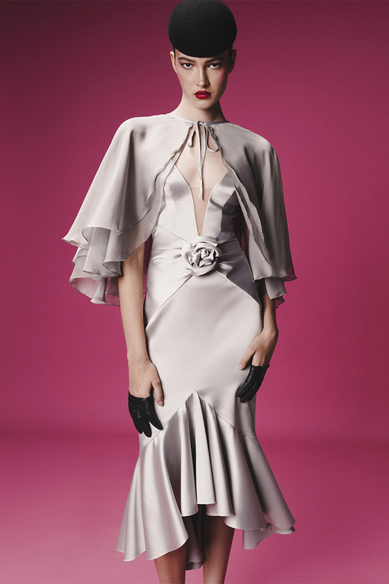 Платье миди из атласа с цветком и укороченным кейпом