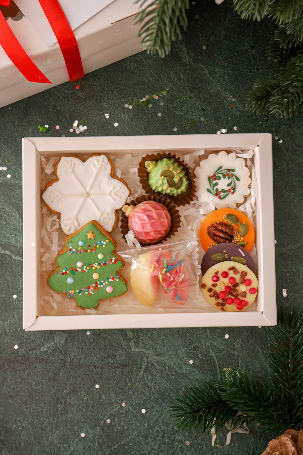 Два новогодних мини пряника, пряник 4,5см, две шоколадные елочные игрушки, три шоколадных медианта, печенье с предсказаниями Два новогодних мини пряника, пряник 4,5см, две шоколадные елочные игрушки, три шоколадных медианта, печенье с предсказаниями