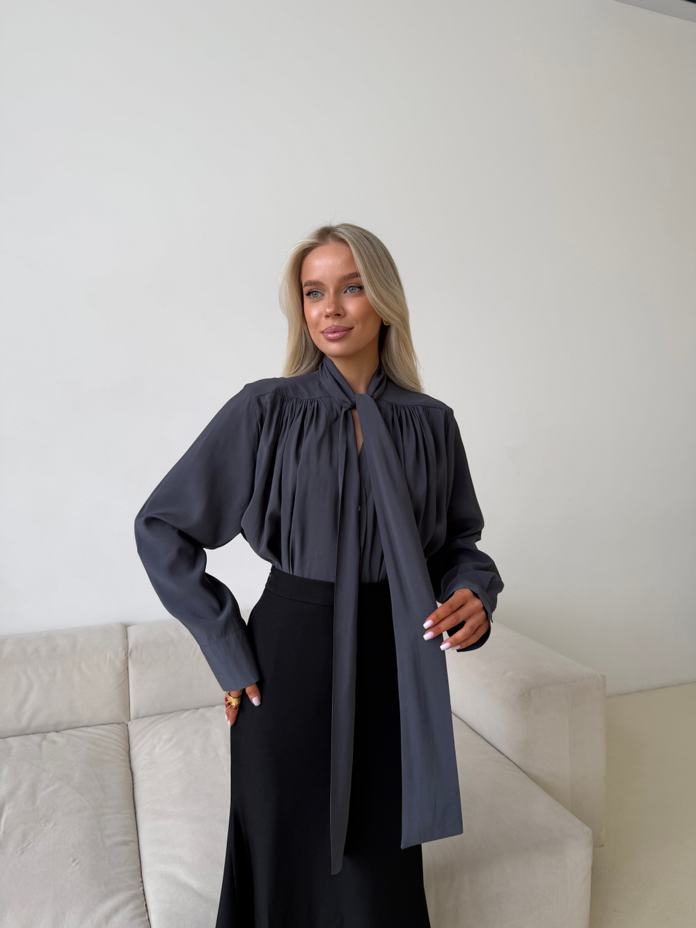 Блуза с бантом серый