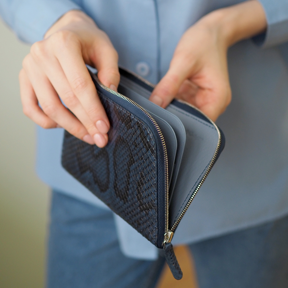 Кошелек из кожи питона, синего цвета