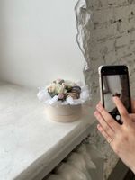 Цветочная композиция с макарунами