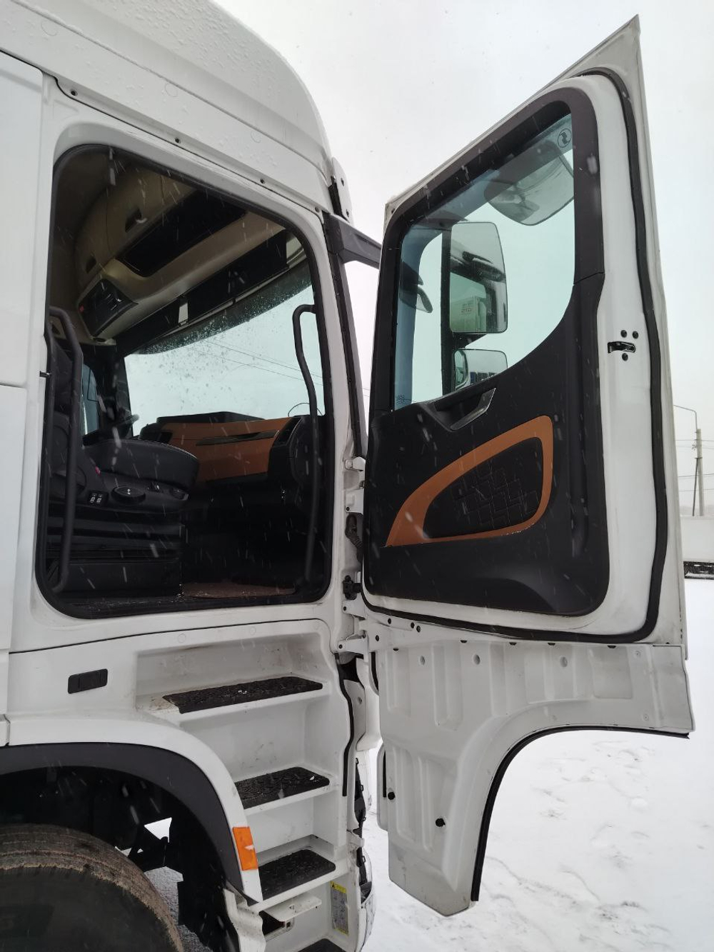 Shacman (Shaanxi) SX* 4x2 Седельный тягач SX4188YY381 (Дизельный, 12,5 л, 480 л.с., АТ)