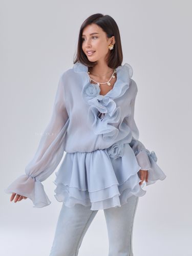 Голубое шифоновое платье-блузка с брошами