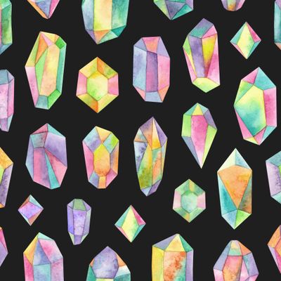 Разноцветные кристаллы на черном фоне