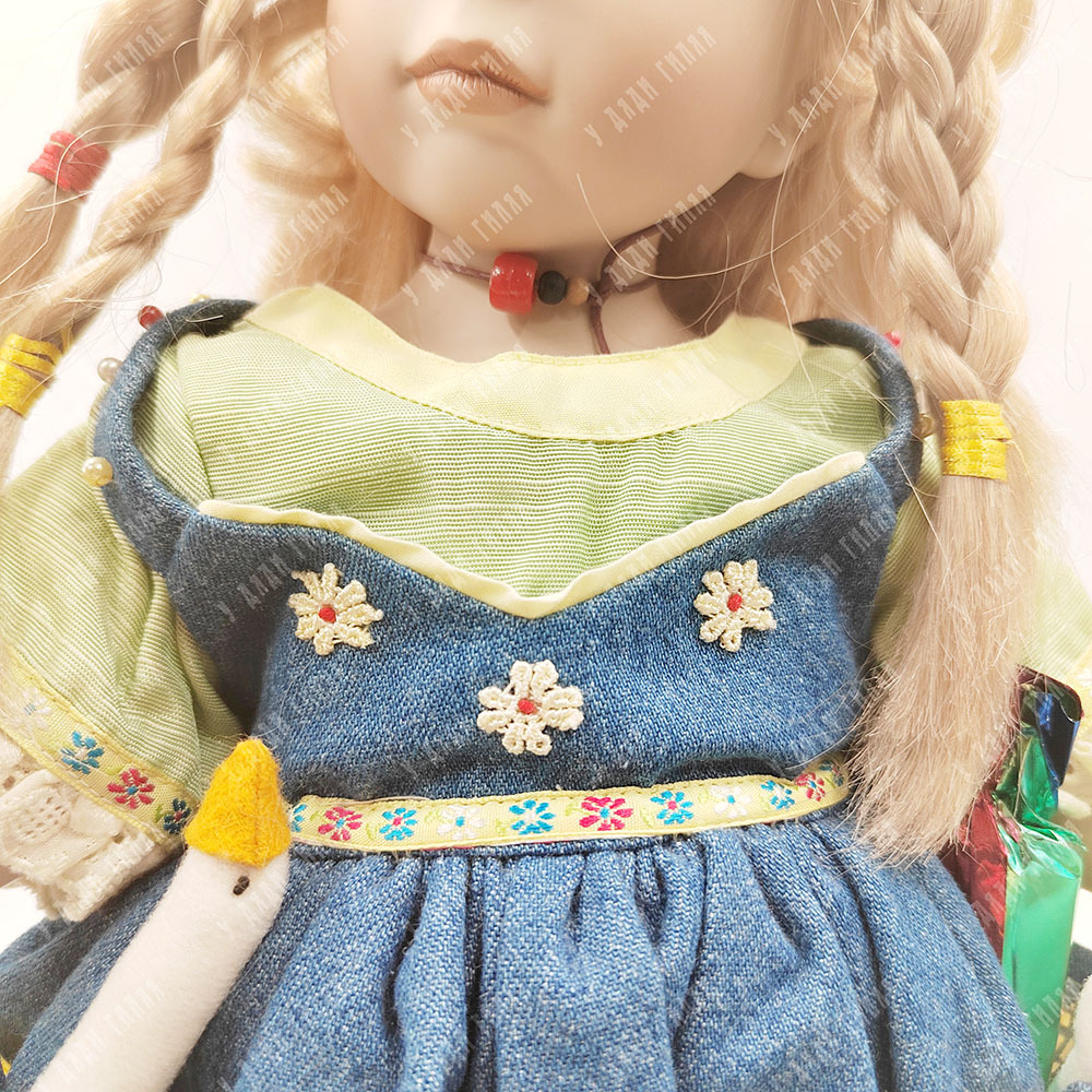 Фарфоровая кукла Remeco в летнем платье с игрушками в карманах. Великобритания, 2001 г.