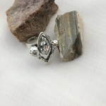 кольцо-ромб с белым кристаллом