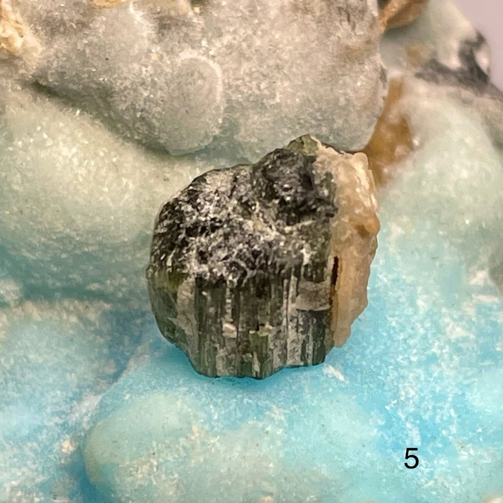 38007 Турмалин зеленый необработанный кристалл 10-12мм