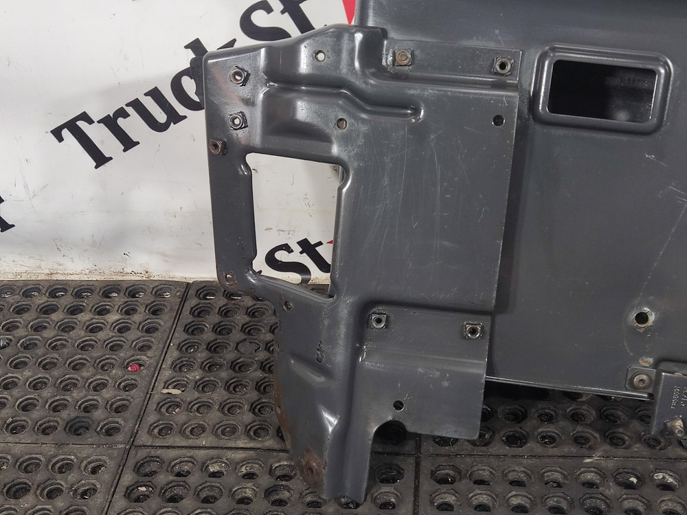 Корпус подножек правый