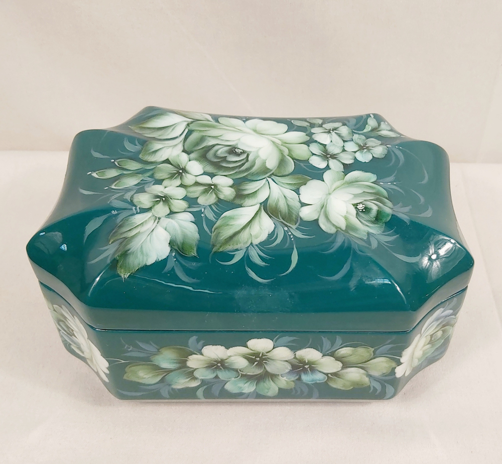 Шкатулка "Цветы на зеленом" с жостовской росписью