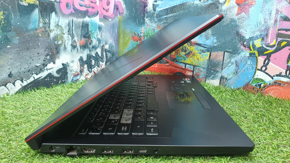 Игровой 17.3" Asus Ryzen 5/8 Gb/ GTX 1650 Ti 4 ГБ/FHD