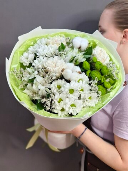 Авторский букет в бело-зеленой гамме