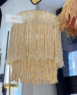 Подвесная люстра в натуральном стиле с многоярусной бахромой.