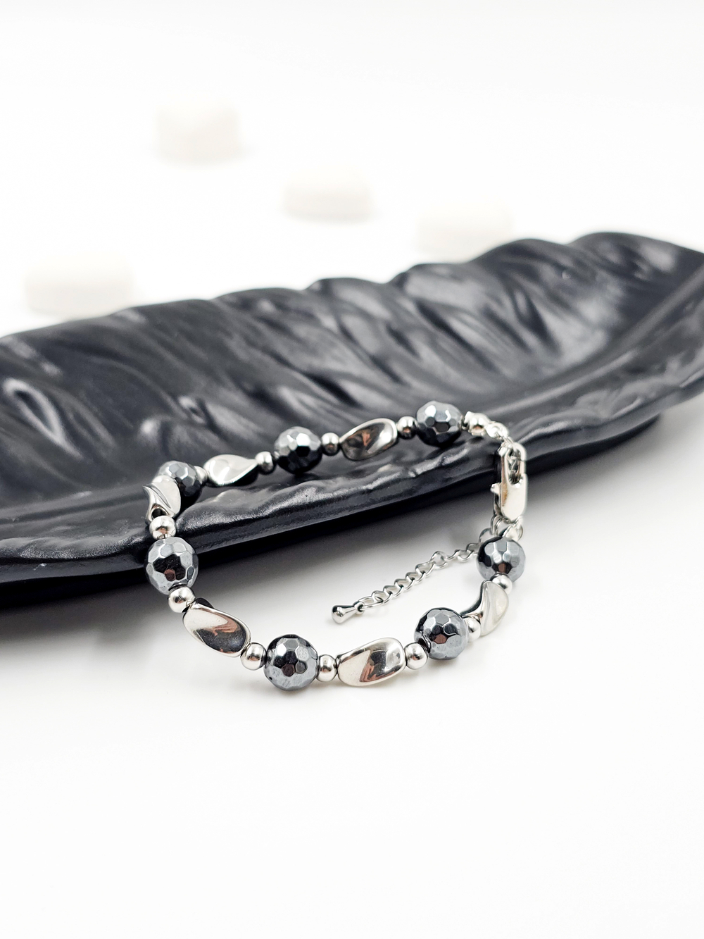Браслет женский на руку из гематита и нержавеющей стали