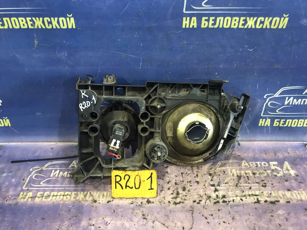 Фара передняя правая NISSAN MISTRAL 1997