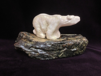 Белый медведь, скульптура из кости