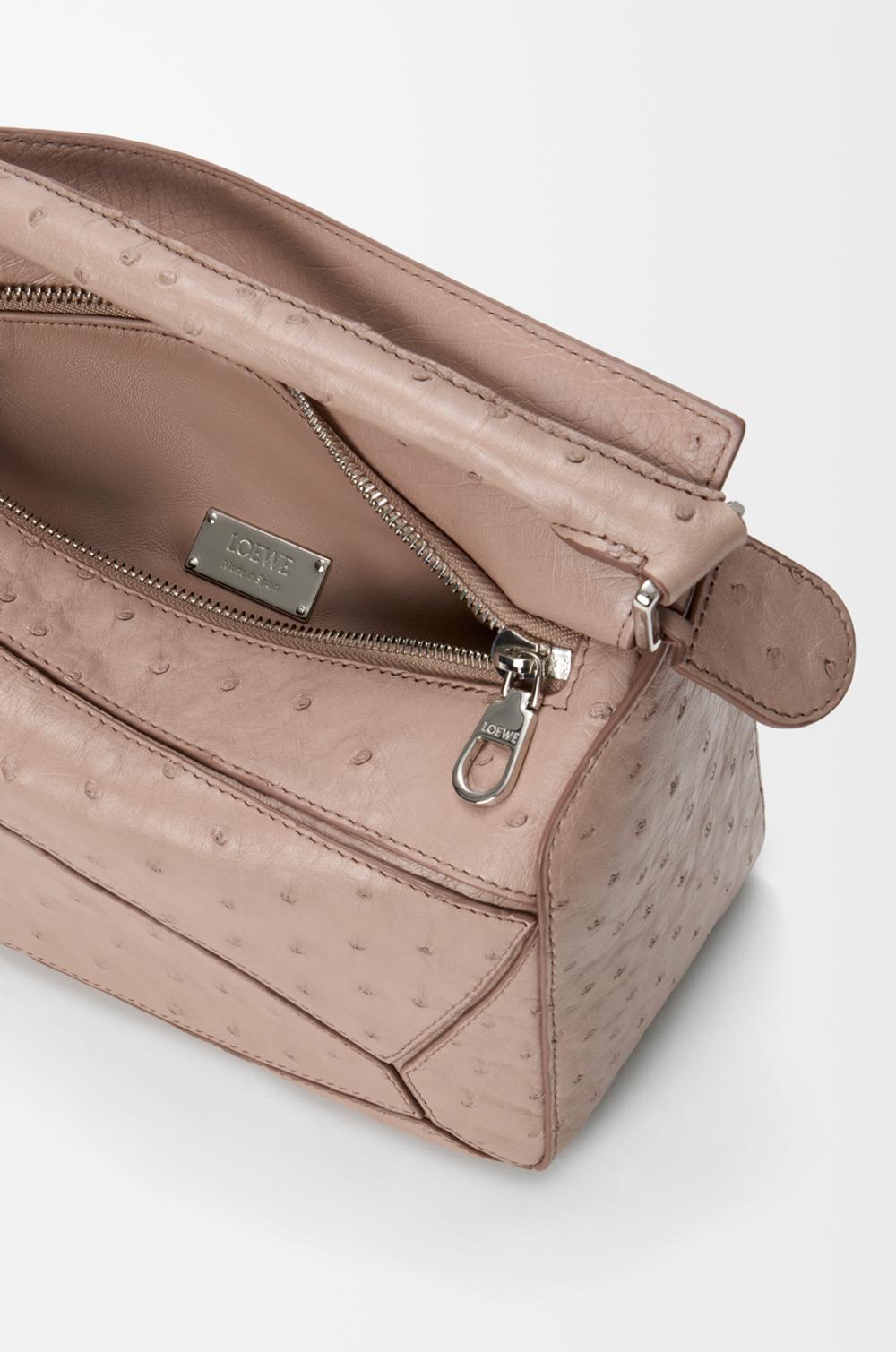 Loewe Маленькая сумка Puzzle Featherlight из страусиной кожи, серо-коричневый