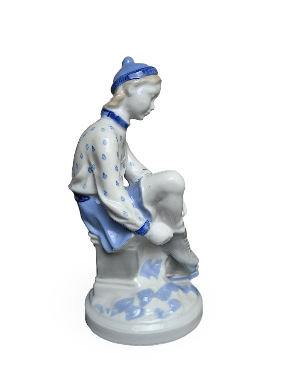 Фарфоровая статуэтка "Конькобежка" Гжель