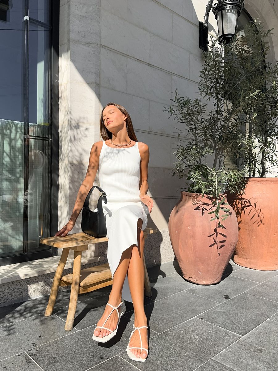 Платье лапша из вискозы на тонких лямках миди молочное