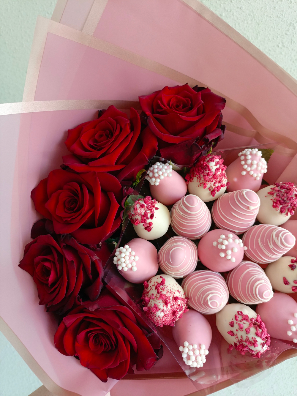 Букет из клубники в шоколаде и красных роз